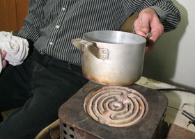 человек с плиткой